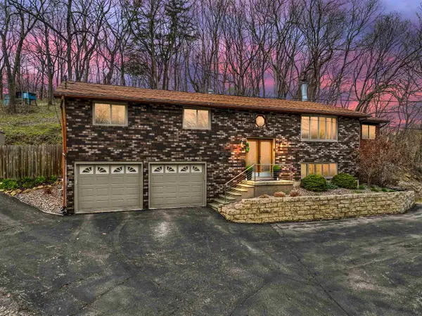 2836 Shiras Avenue, Dubuque, IA 52001