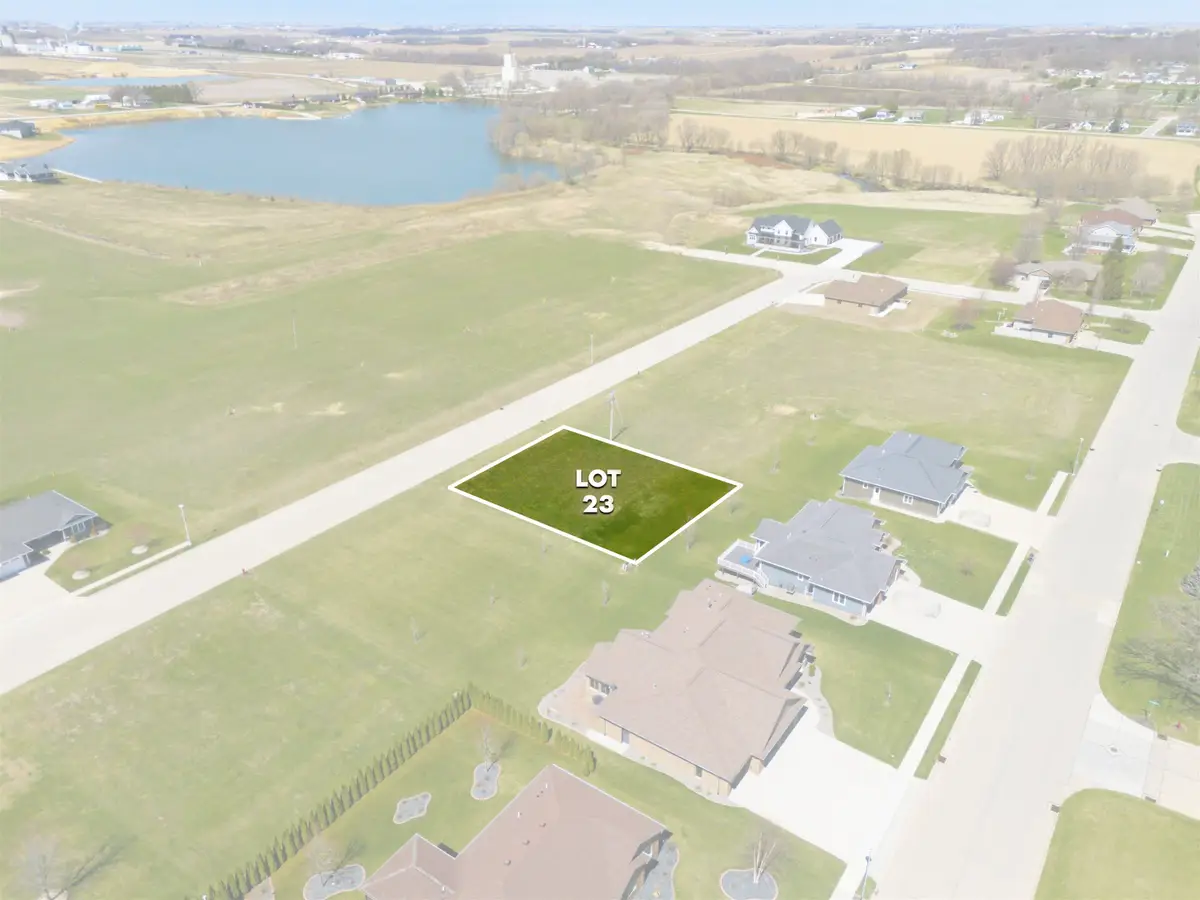 721 8th St SW, Dyersville, IA 52040 - #1