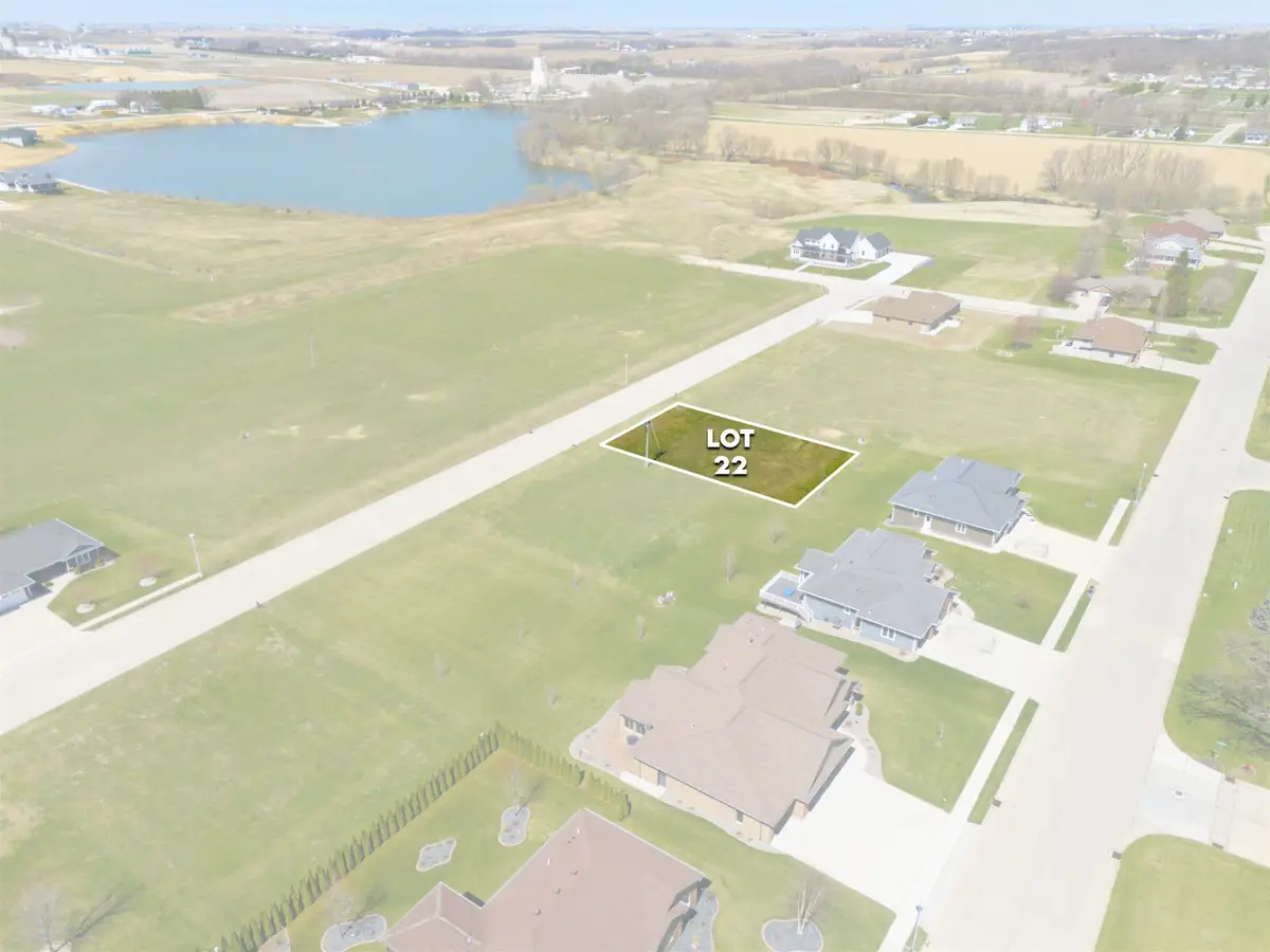 719 8th St SW, Dyersville, IA 52040 - #1