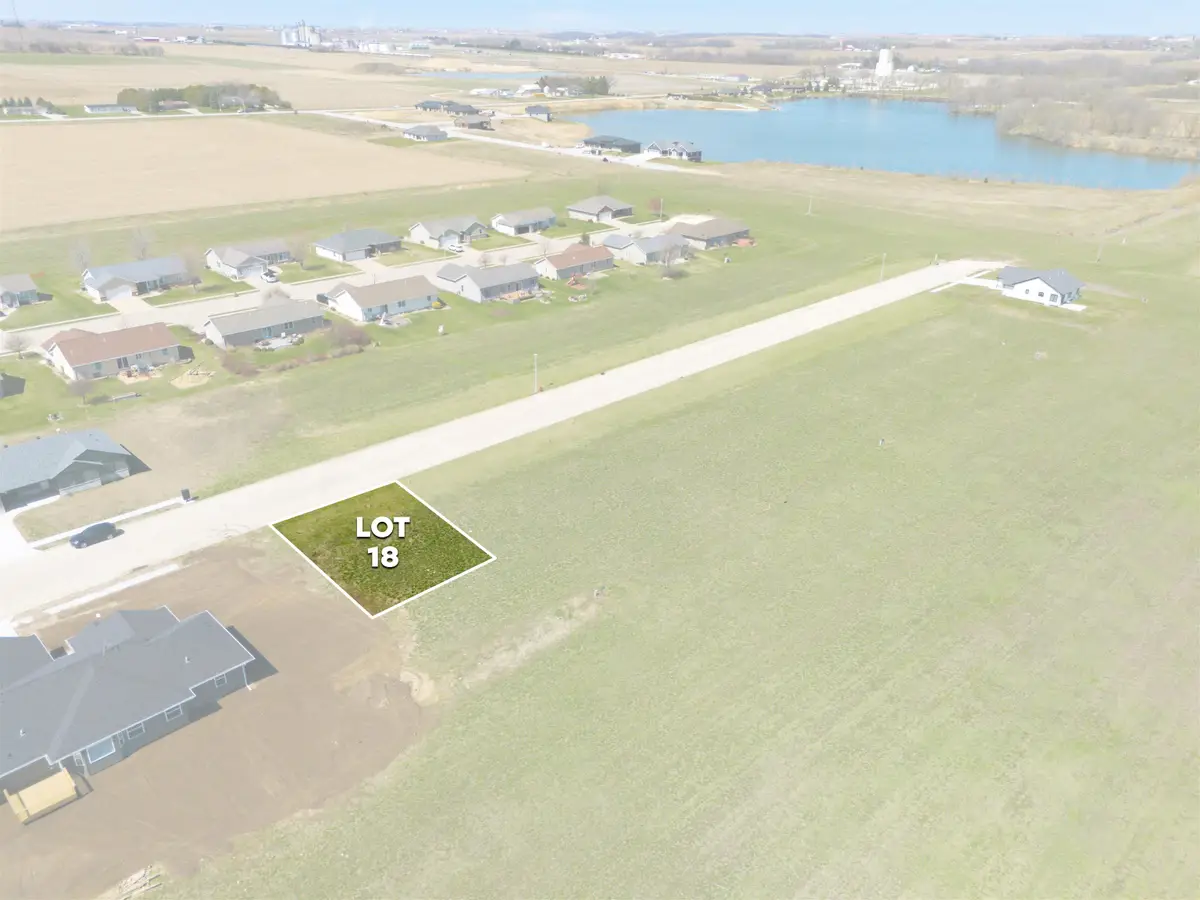 943 10th St SW, Dyersville, IA 52040 - #1