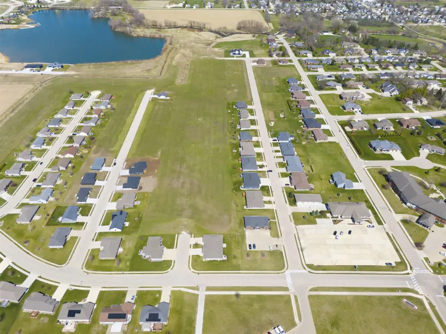 919 10th St SW, Dyersville, IA 52040 - #3