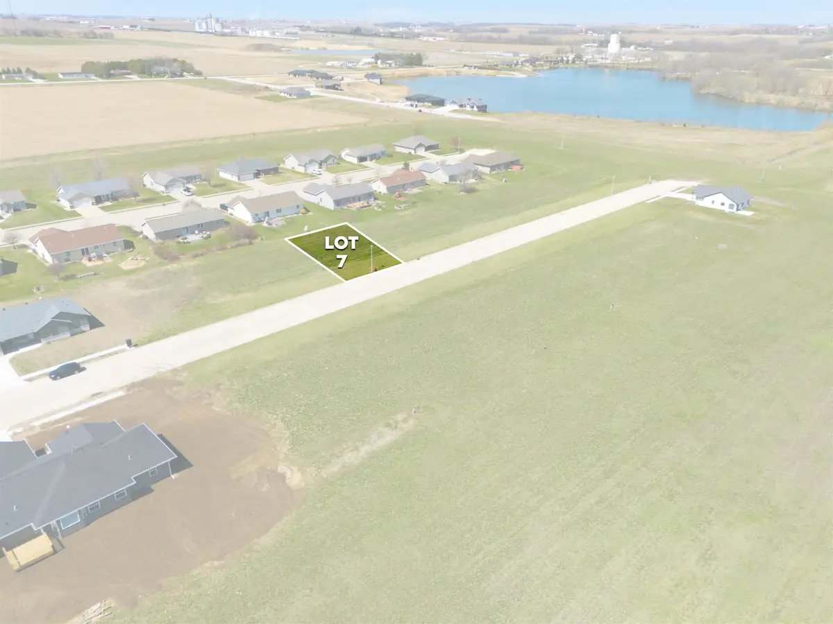 924 10th St SW, Dyersville, IA 52040 - #1