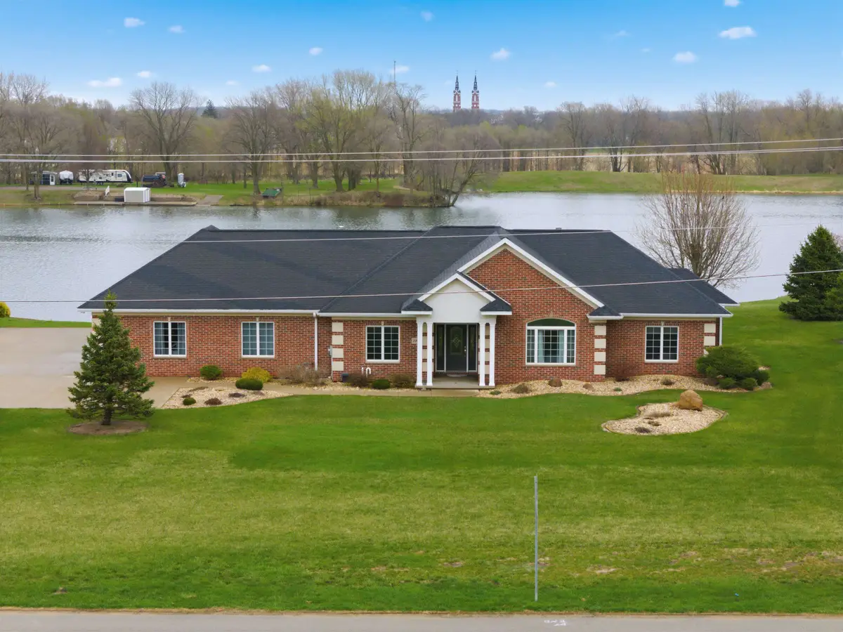 2104 332nd Ave, Dyersville, IA 52040 - #1