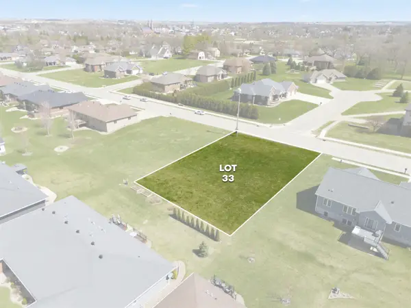 1004 7th St SW, Dyersville, IA 52040