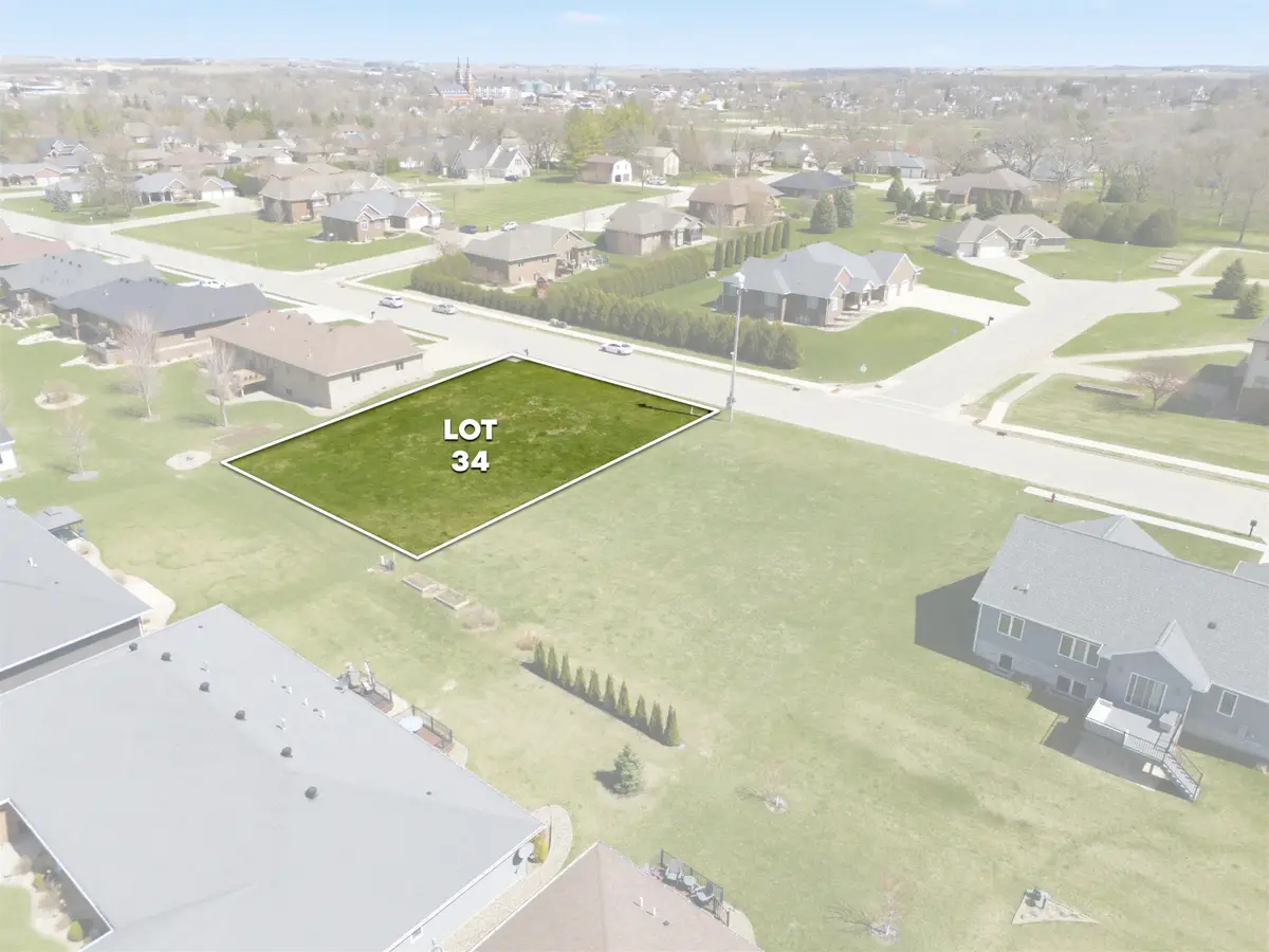 932 7th St SW, Dyersville, IA 52040 - #1