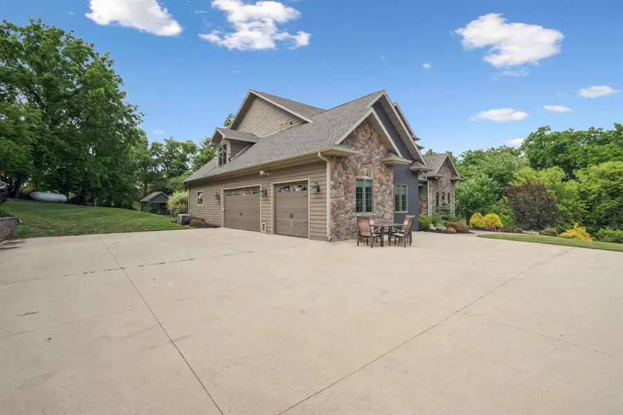 12146 Whispering Meadows Drive, Dubuque, IA 52003 - #2