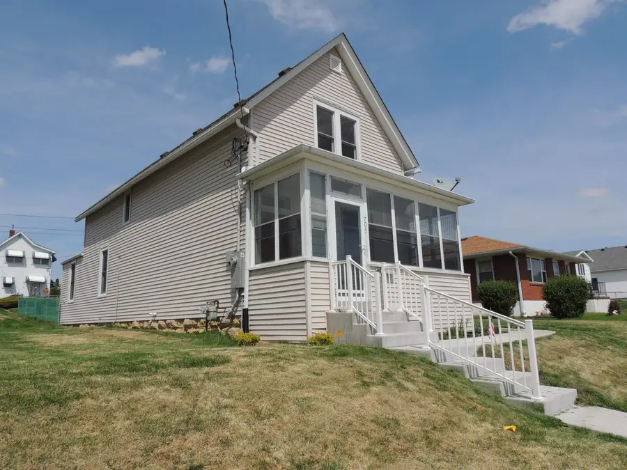 705 Groveland Place, Dubuque, IA 52001 - #2