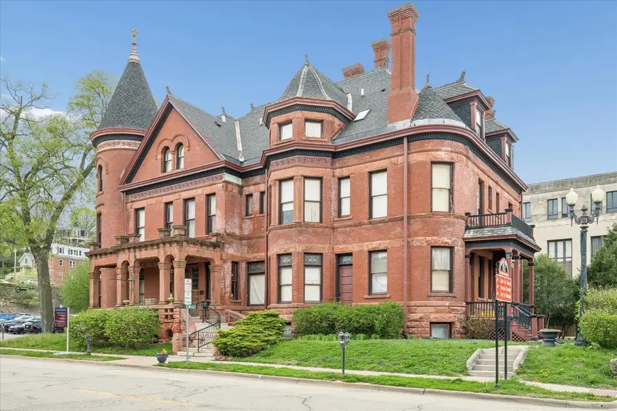 504 Bluff Street, Dubuque, IA 52001 - #2