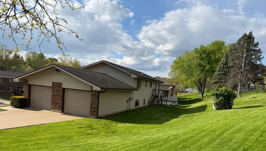 845-847 Hawkeye Drive, Dubuque, IA 52001 - #3