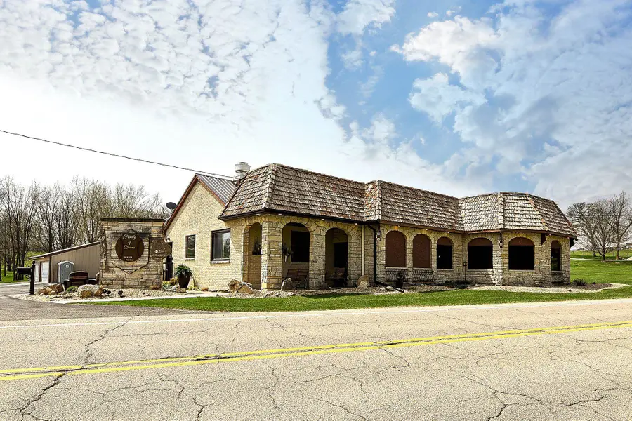30824 Olde Hawkeye Drive, Dyersville, IA 52040 - #2