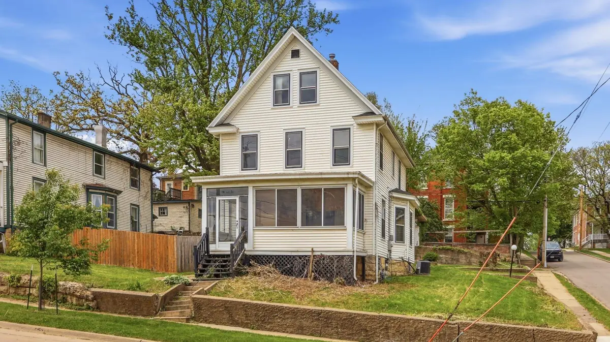 705 W 3rd Street, Dubuque, IA 52001 - #1