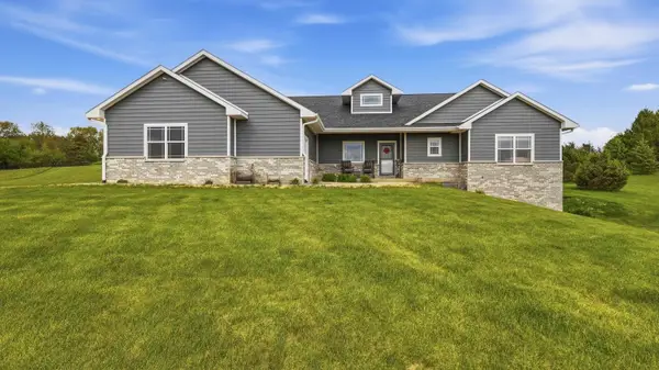 16392 Country View Court, Dubuque, IA 52001
