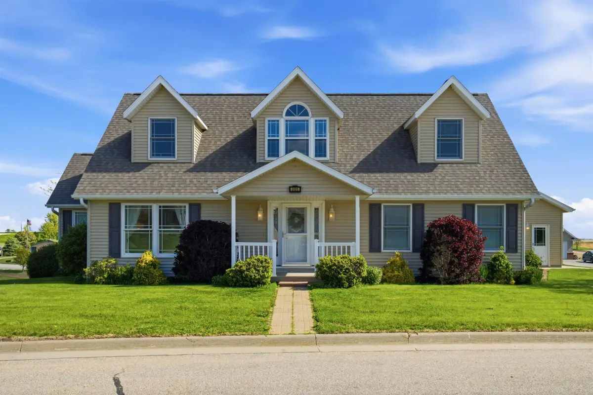 201 E 2nd Ave Court, Luxemburg, IA 52056 - #1