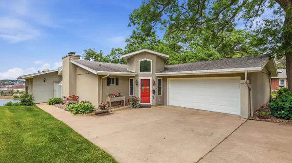 365 Riverview Terrace, East Dubuque, IL 61025
