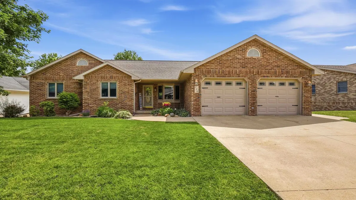 730 N Willow Ridge, Peosta, IA 52068 - #1