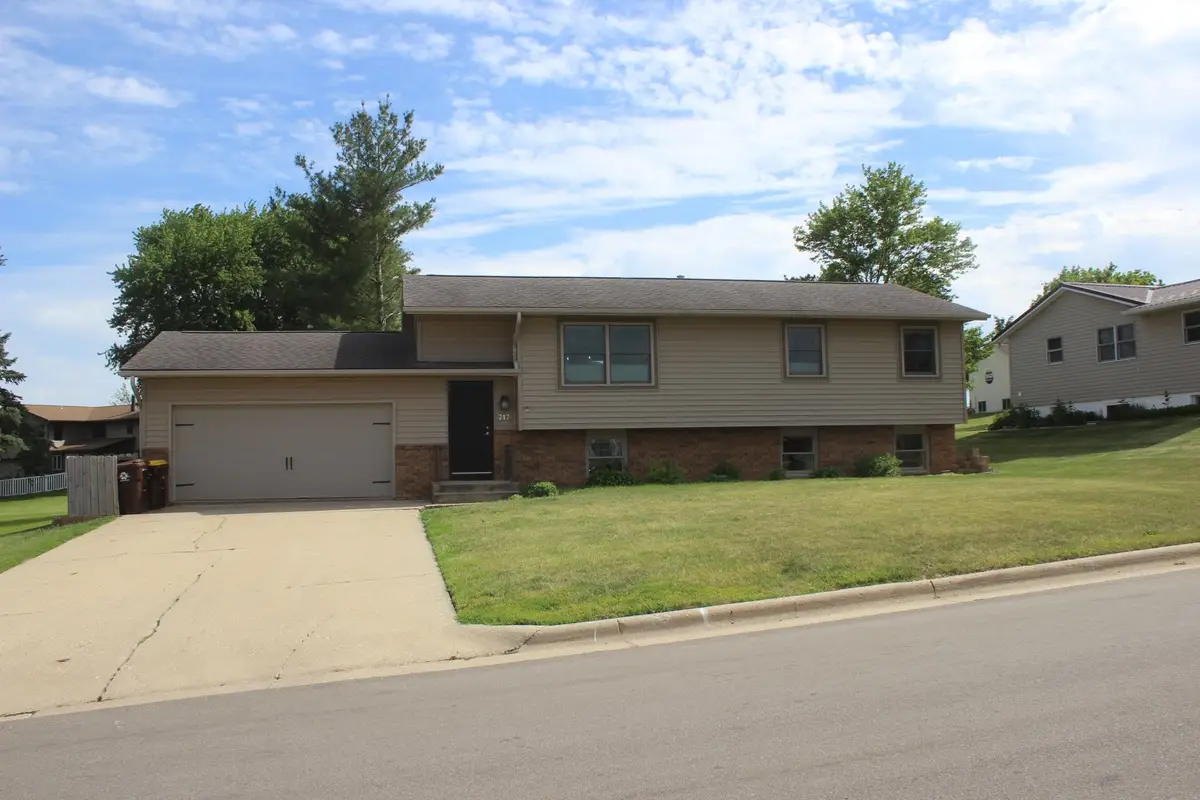 717 Country Club Drive, Maquoketa, IA 52060 - #1