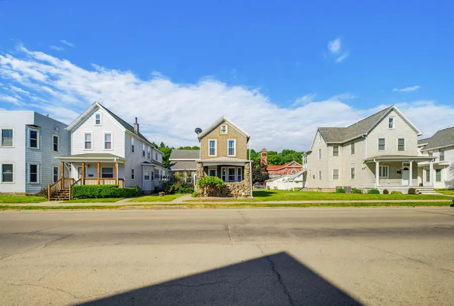 2911 Jackson Street, Dubuque, IA 52001 - #2