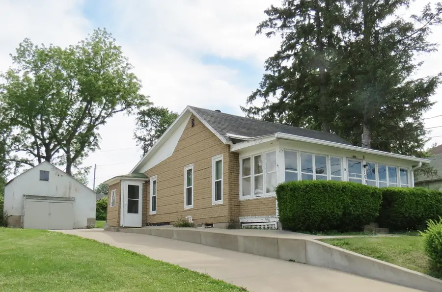 109 E Maple Street, Maquoketa, IA 52060 - #2