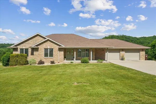 8284 Turkey Valley Lane, Dubuque, IA 52003