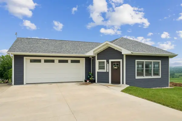 20247 Wilgenbusch Dr, Rickardsville, IA 52039
