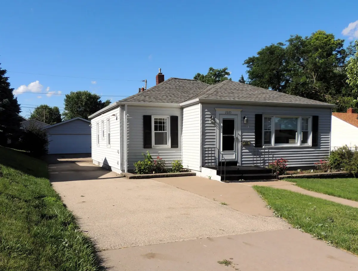 2025 W 3rd Street, Dubuque, IA 52001 - #1