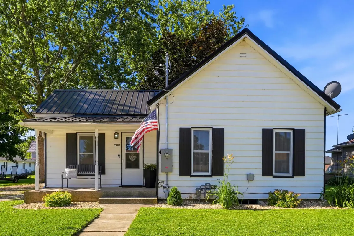 208 W Elm Street, Manchester, IA 52057 - #1