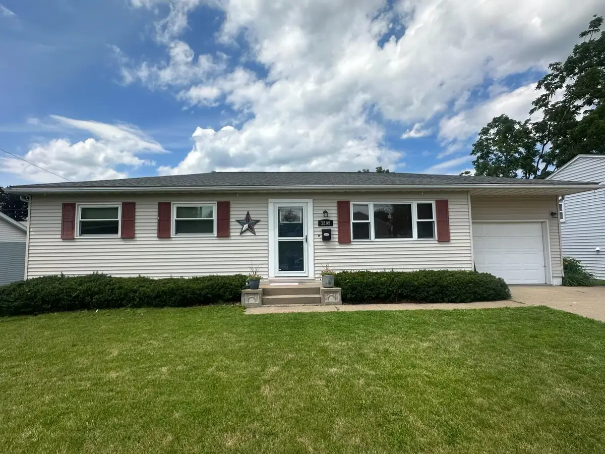 3205 Kaufmann Avenue, Dubuque, IA 52001 - #1