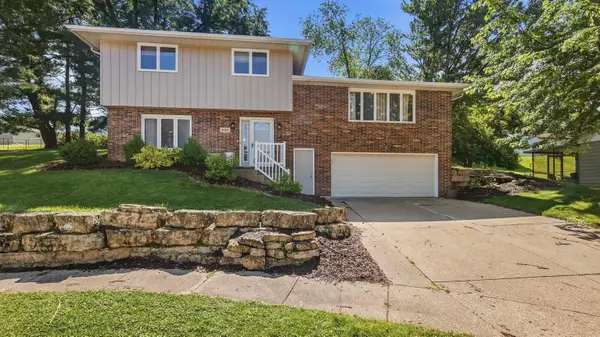 895 Berkley Place, Dubuque, IA 52001