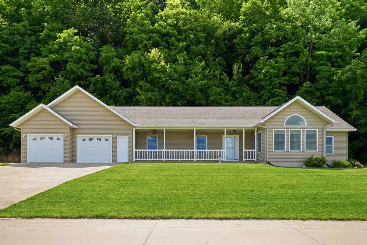226 N Bluff St, Guttenberg, IA 52052 - #1