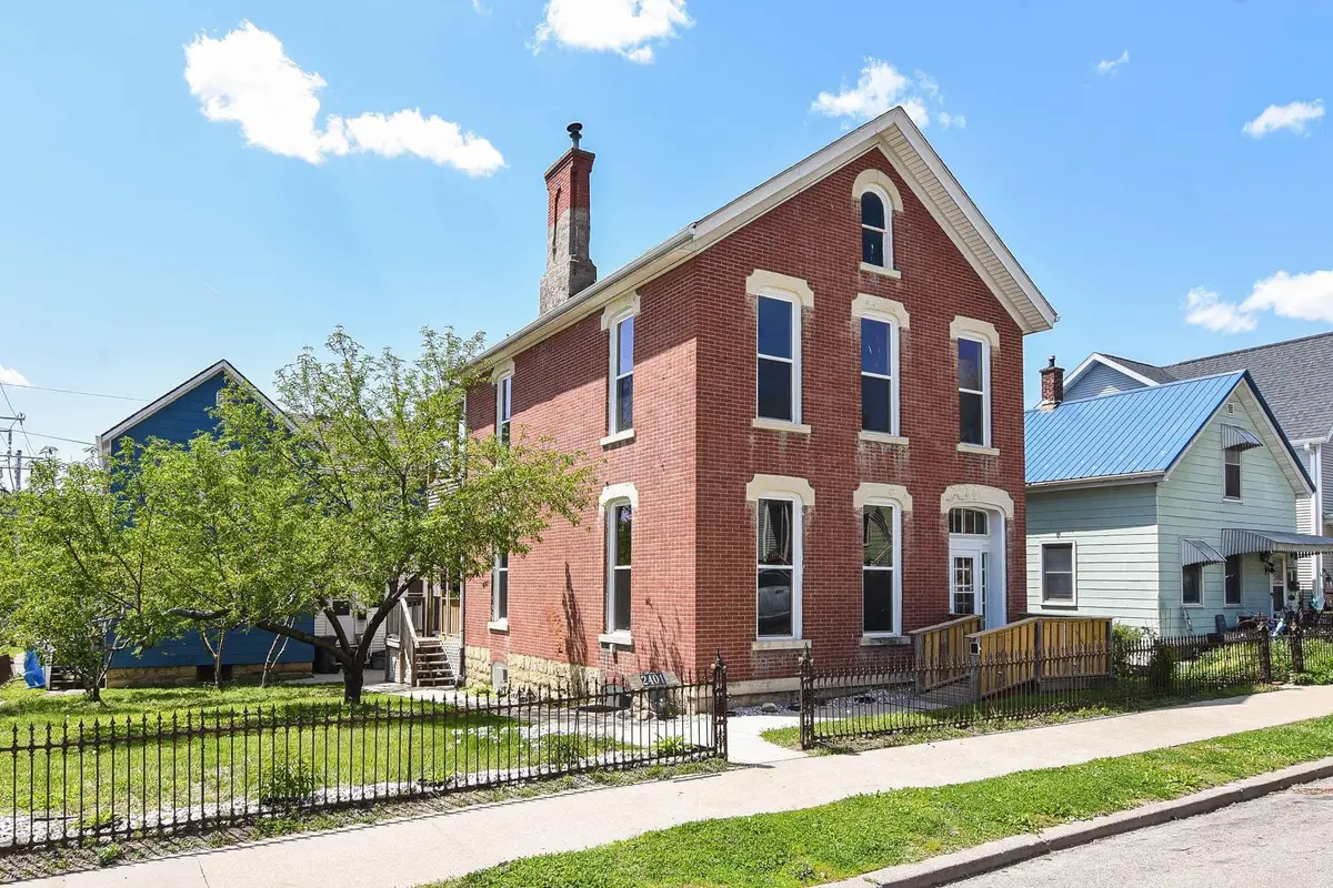 2401 Queen Street, Dubuque, IA 52001 - #1