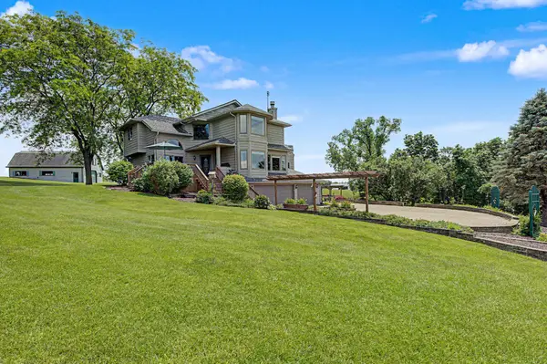 10 S Snipe Hollow Road, Elizabeth, IL 61028