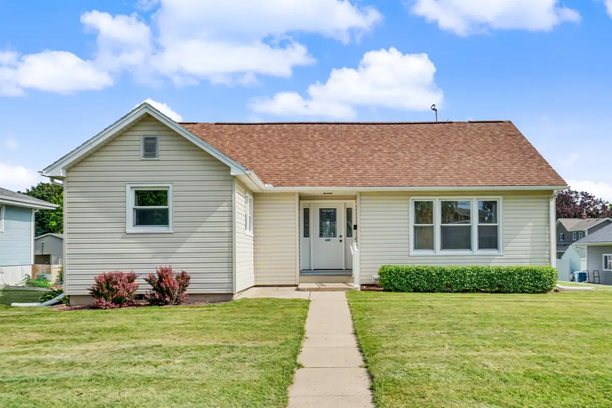 608 5th Ave Sw, Cascade, IA 52033 - #1