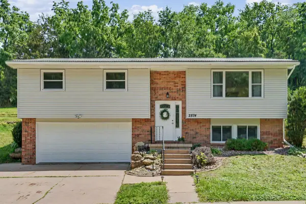 2874 Meadow Wood Drive, Dubuque, IA 52001