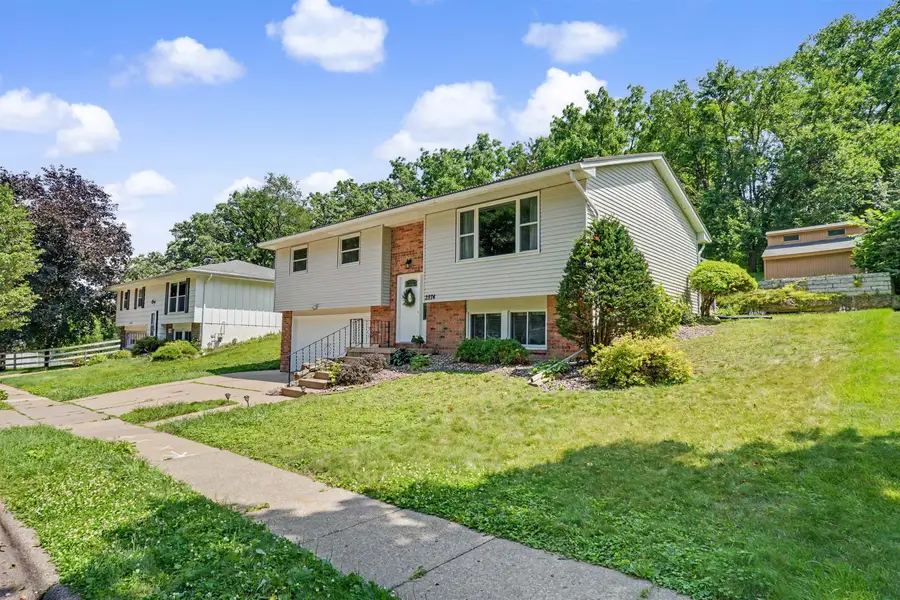 2874 Meadow Wood Drive, Dubuque, IA 52001 - #2
