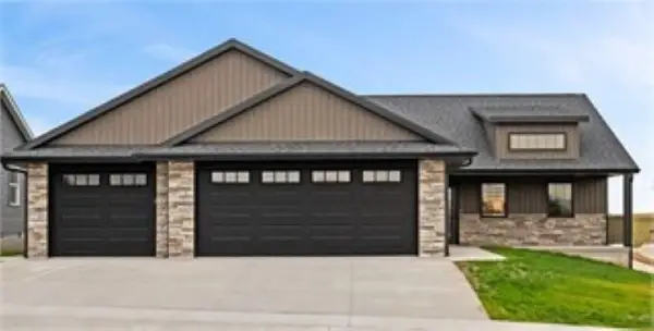 932 Red Oak Street, Manchester, IA 52057