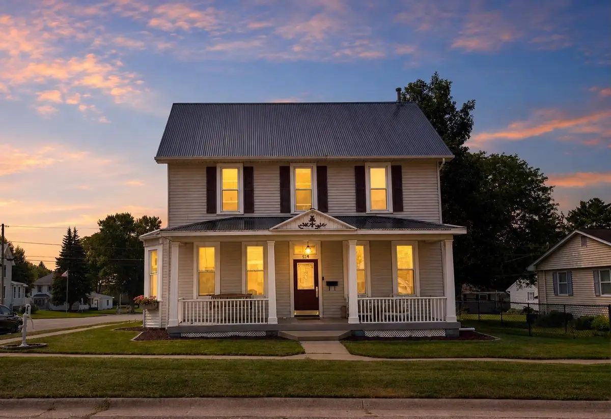 525 5th Ave Se, Dyersville, IA 52040 - #1