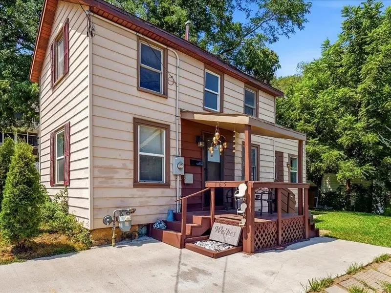 165 W 24th Street, Dubuque, IA 52001 - #1