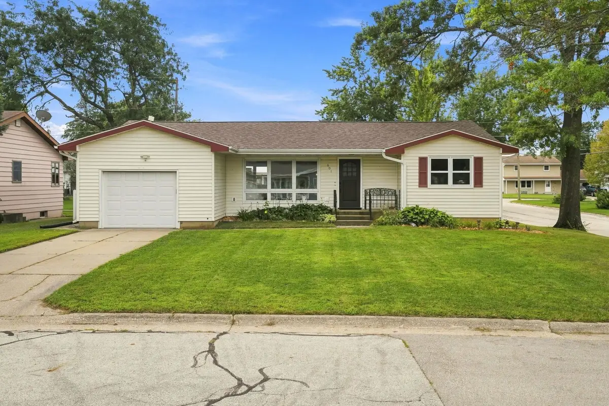 601 SE 9th Avenue, Dyersville, IA 52040 - #1