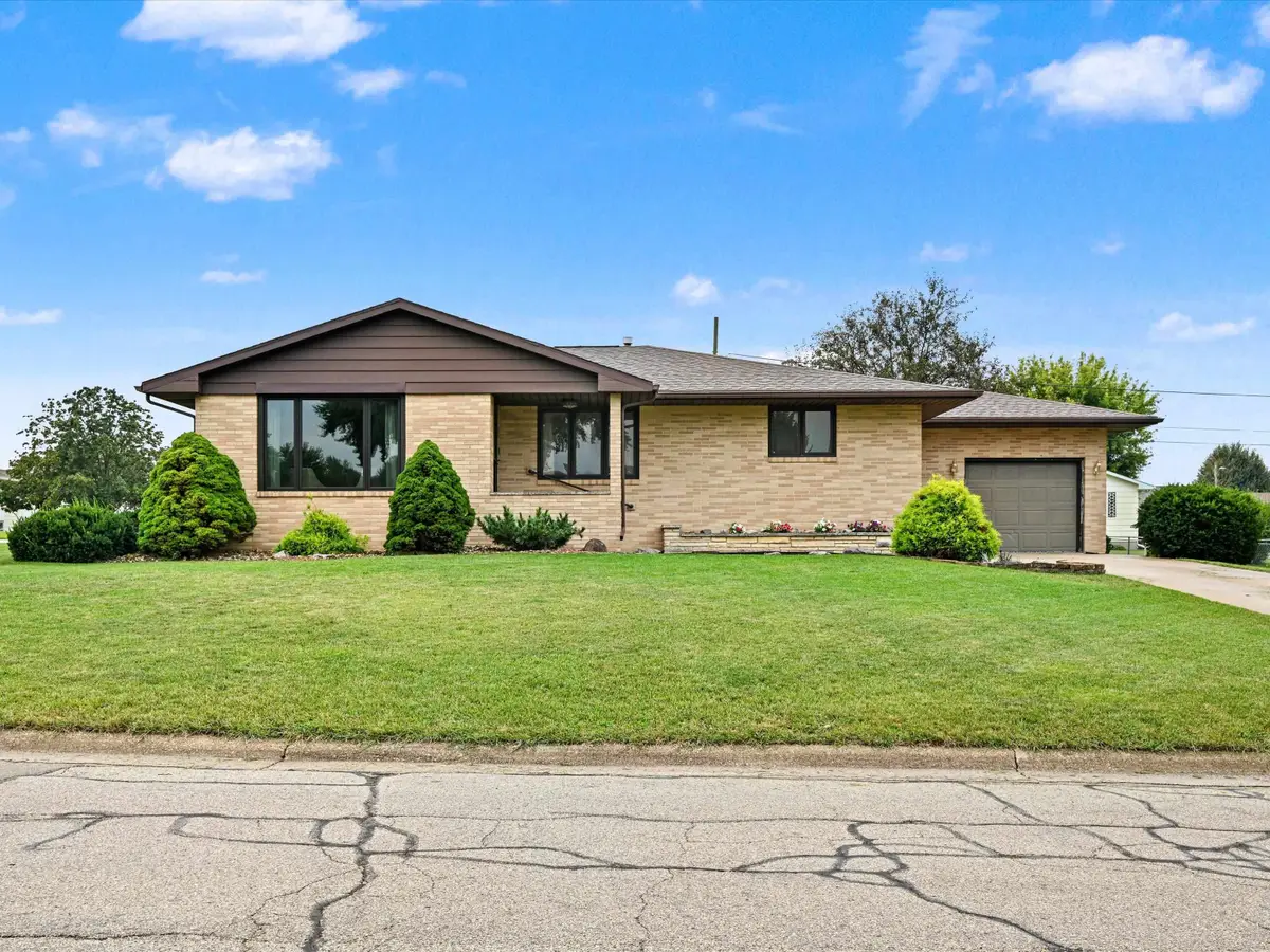727 SE 10th Avenue, Dyersville, IA 52040 - #1