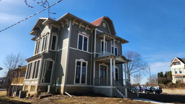 890 W 3rd Street, Dubuque, IA 52001