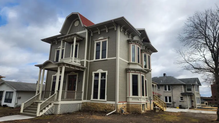 890 W 3rd Street, Dubuque, IA 52001 - #2