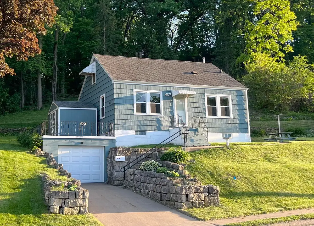 200 32nd. Street, Dubuque, IA 52001 - #1