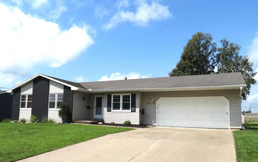 1000 W Farmland Drive, Maquoketa, IA 52060 - #2