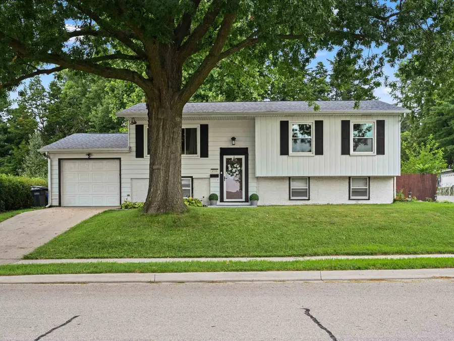2320 Graham Circle, Dubuque, IA 52002-0000 - #2