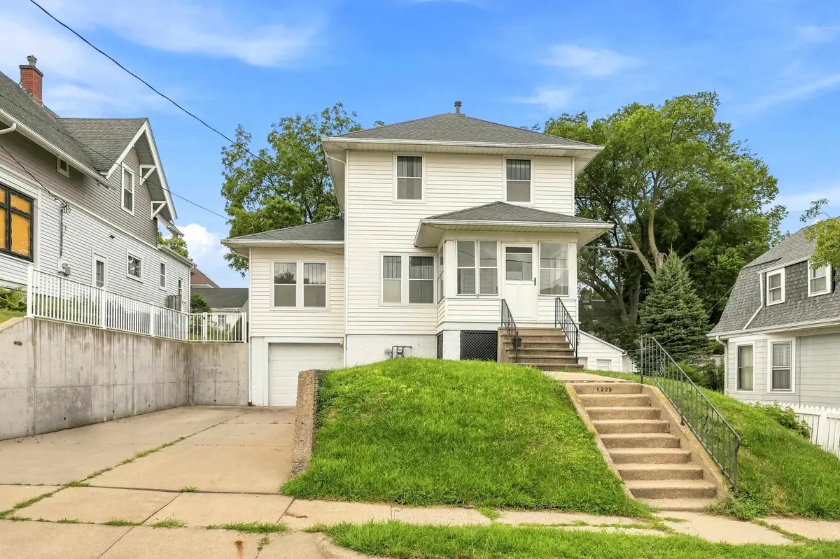 1225 Glen Oak Street, Dubuque, IA 52001 - #1