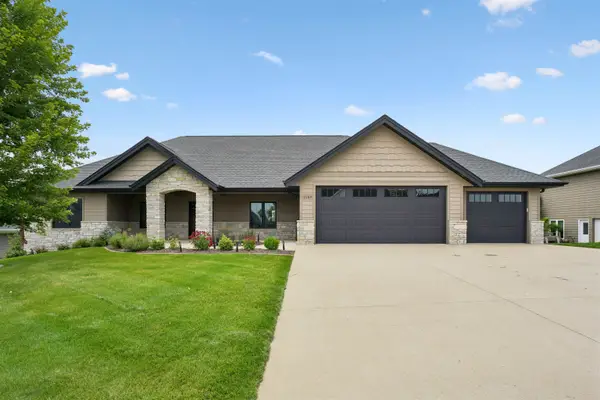 2189 Creek Wood Drive, Dubuque, IA 52003