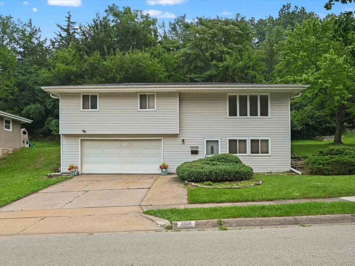 2920 Wildwood Drive, Dubuque, IA 52001 - #1