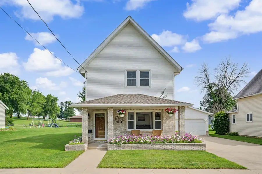 107 Stow St, Earlville, IA 52041 - #2