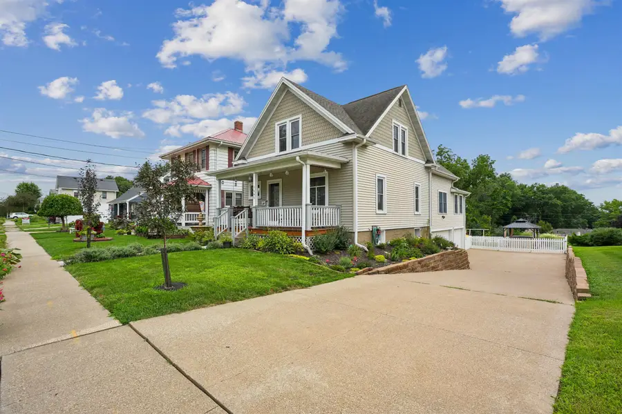 1445 S Grandview Avenue, Dubuque, IA 52003 - #2