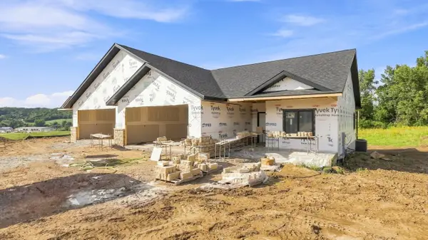 8610 Silver Oaks Drive, Dubuque, IA 52003